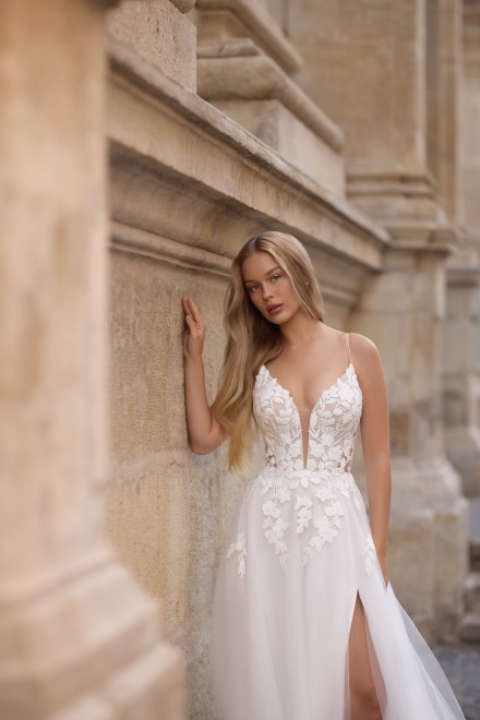 https://sposa-lia.com/images/stories/virtuemart/product/10_edith_02.jpg