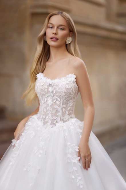 https://sposa-lia.com/images/stories/virtuemart/product/11_madelin_02.jpg