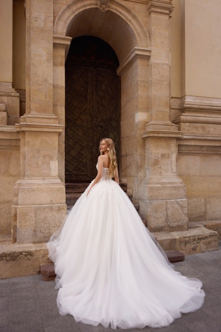 https://sposa-lia.com/images/stories/virtuemart/product/11_madelin_03.jpg