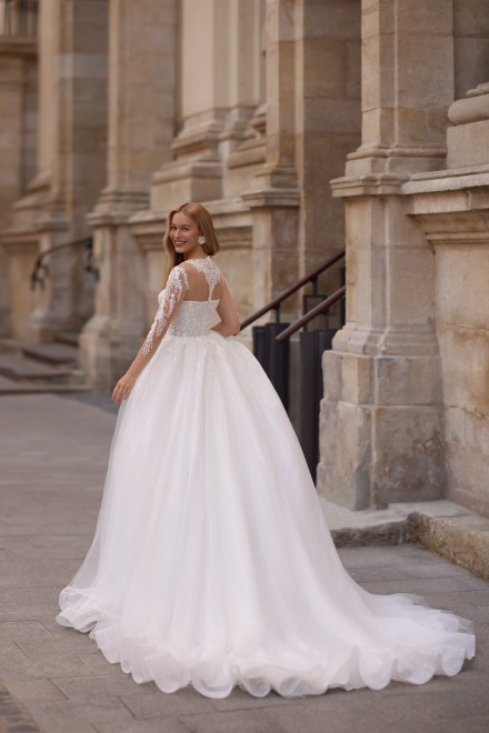https://sposa-lia.com/images/stories/virtuemart/product/12_ruth_03.jpg