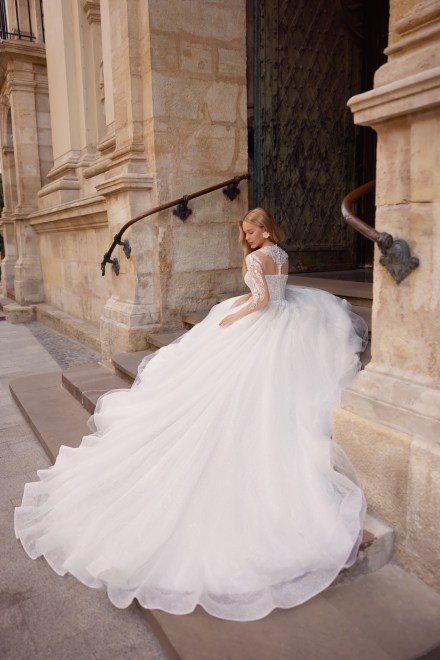 https://sposa-lia.com/images/stories/virtuemart/product/12_ruth_04.jpg