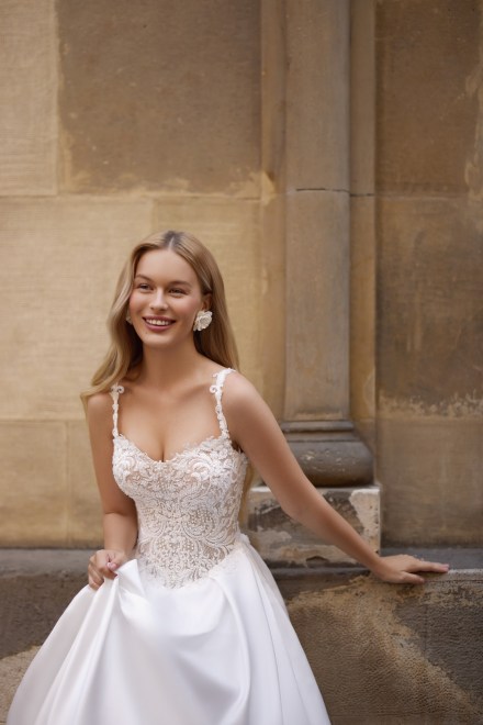 https://sposa-lia.com/images/stories/virtuemart/product/13_deborah_02.jpg