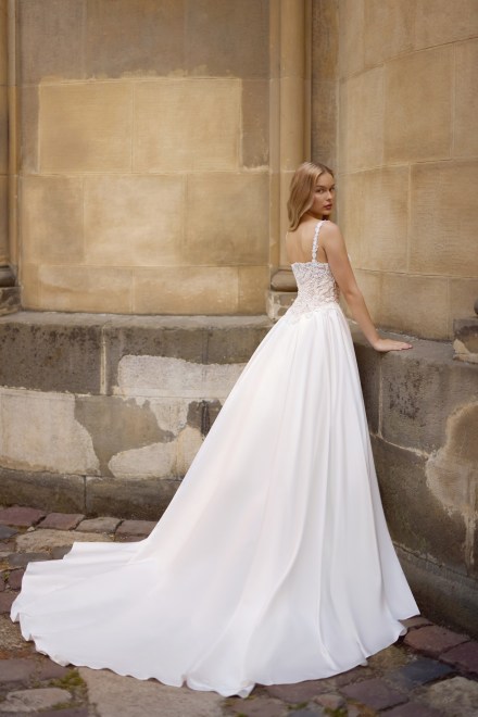 https://sposa-lia.com/images/stories/virtuemart/product/13_deborah_03.jpg
