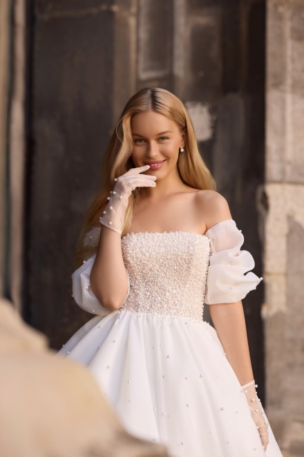 https://sposa-lia.com/images/stories/virtuemart/product/17_jasmine_02.jpg