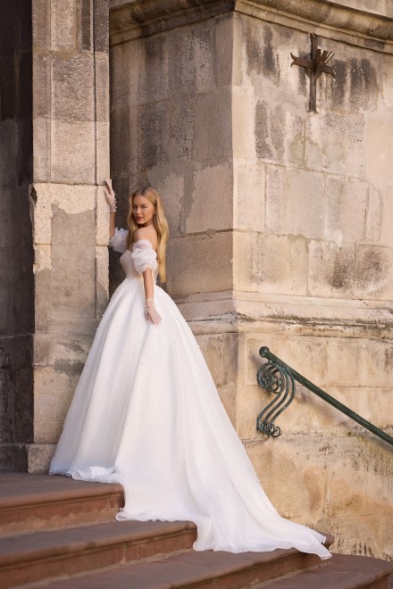 https://sposa-lia.com/images/stories/virtuemart/product/17_jasmine_03.jpg