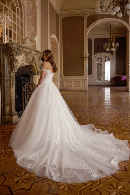 https://sposa-lia.com/images/stories/virtuemart/product/25_zara_03.jpg