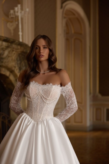 https://sposa-lia.com/images/stories/virtuemart/product/26_audrie_02.jpg