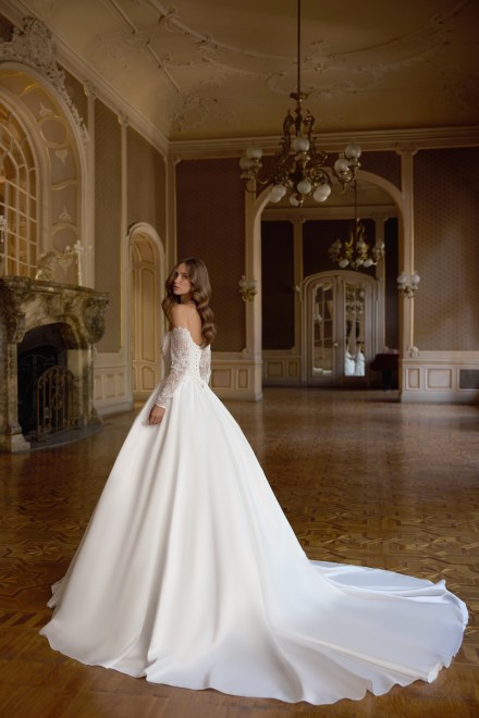 https://sposa-lia.com/images/stories/virtuemart/product/26_audrie_03.jpg