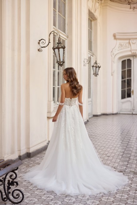 https://sposa-lia.com/images/stories/virtuemart/product/5_anica_03.jpg