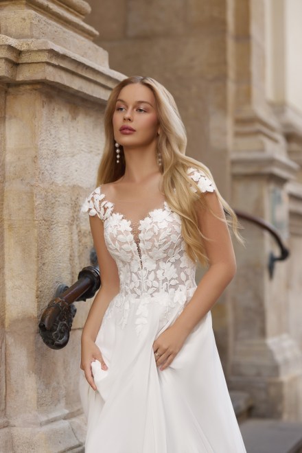 https://sposa-lia.com/images/stories/virtuemart/product/7_arbella_02.jpg