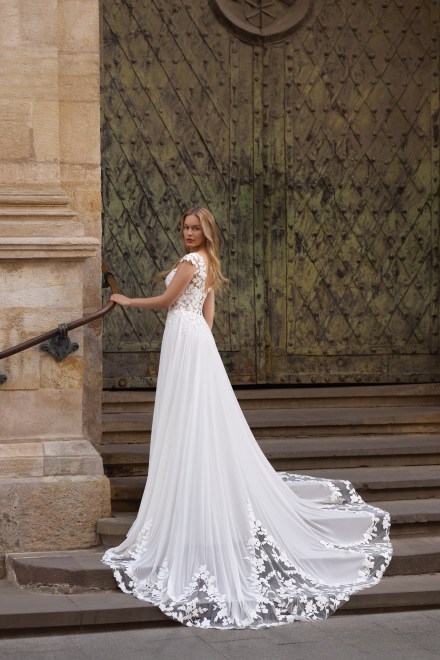 https://sposa-lia.com/images/stories/virtuemart/product/7_arbella_03.jpg