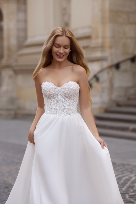 https://sposa-lia.com/images/stories/virtuemart/product/8_jade_02.jpg