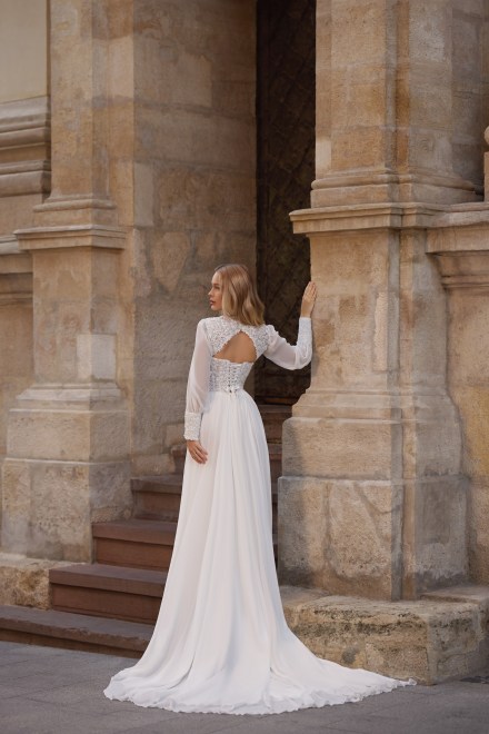 https://sposa-lia.com/images/stories/virtuemart/product/8_jade_03.jpg