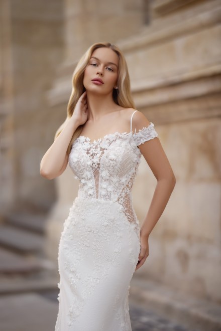 https://sposa-lia.com/images/stories/virtuemart/product/9_hazel_02.jpg