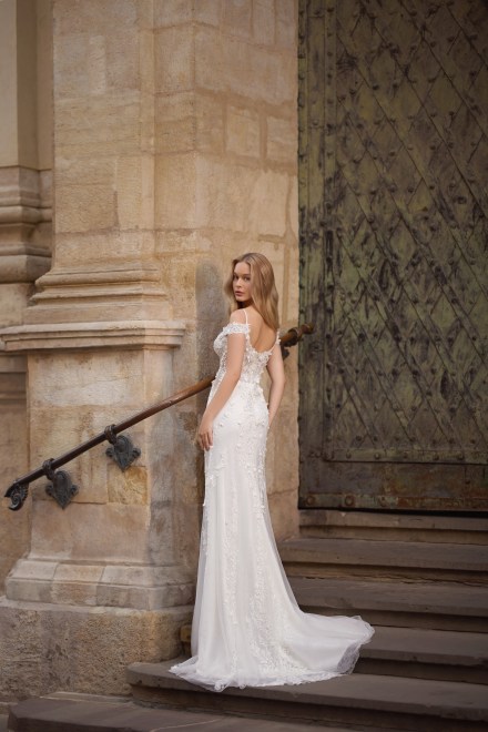 https://sposa-lia.com/images/stories/virtuemart/product/9_hazel_03.jpg